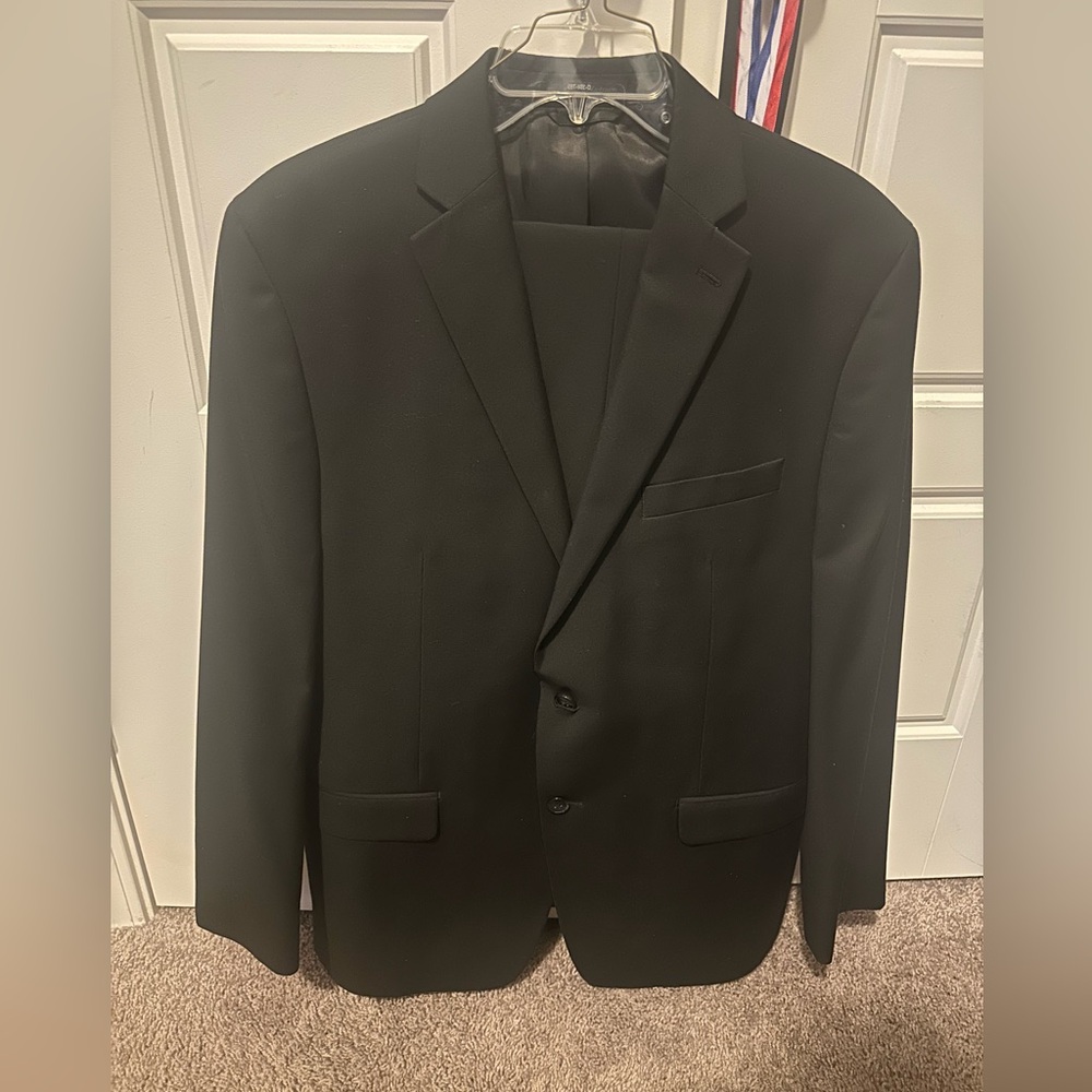 Van Heusen Black 42R Suit